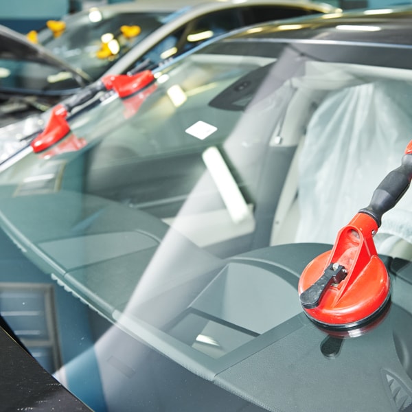 Which auto glass company to call when windshield is damaged 